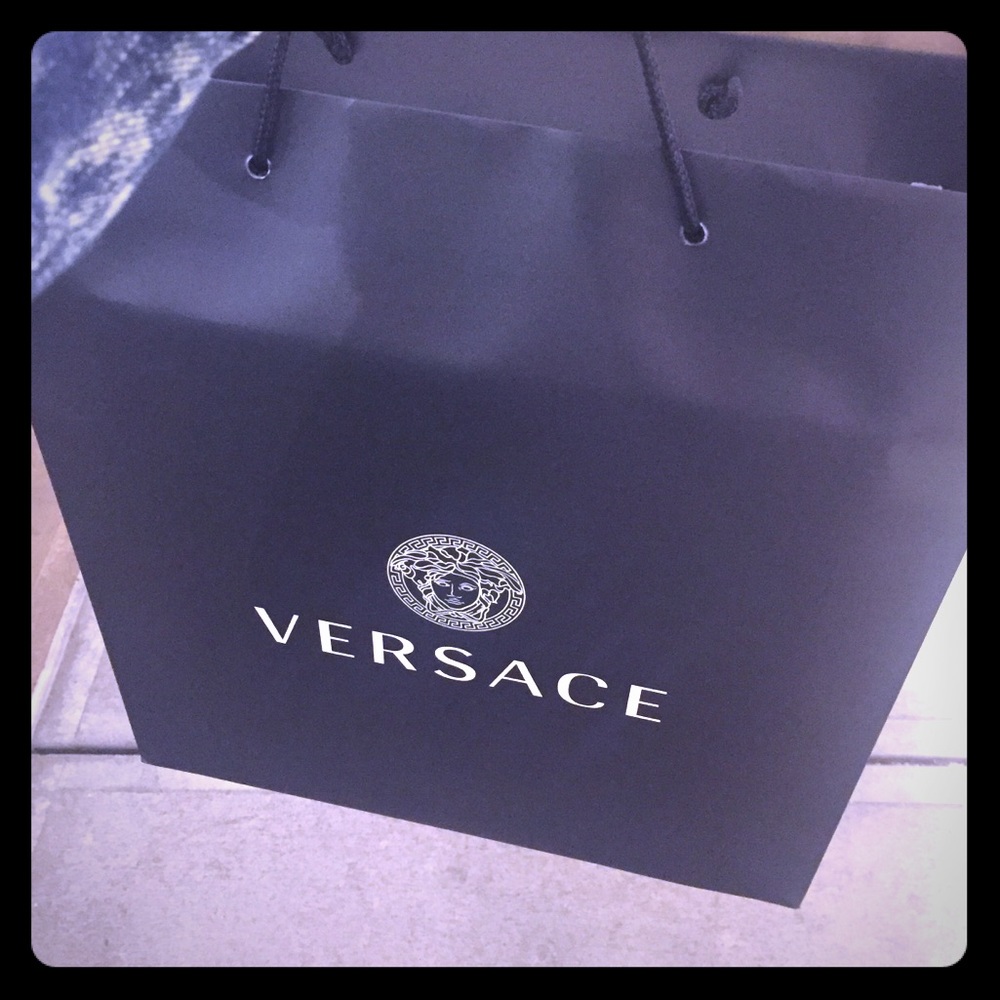 I’m selling a brand new man Versace tennis shoe 👟